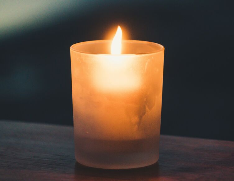 yahrtzeit candle in dark room