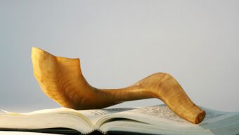 shofar on top of a machzor