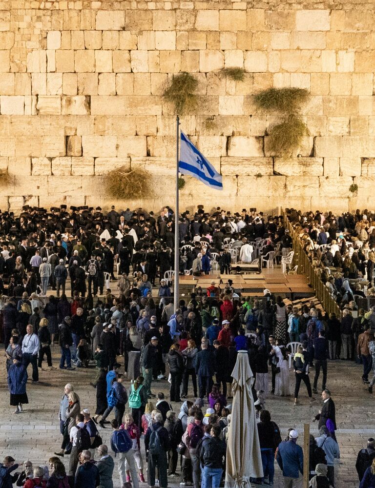 crowds at the western wall