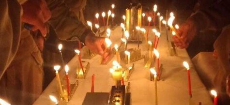 soldiers light candles